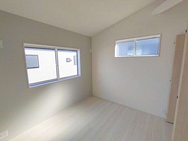 新築の木の匂いのする室内。写真では伝わらないので、ぜひ現地でお確かめください。