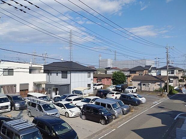 前面の住まいとの距離感があるから、圧迫感を感じません。