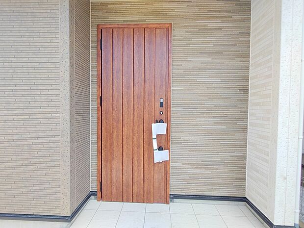 この扉を開けると、新築の木の匂いが待ってます。