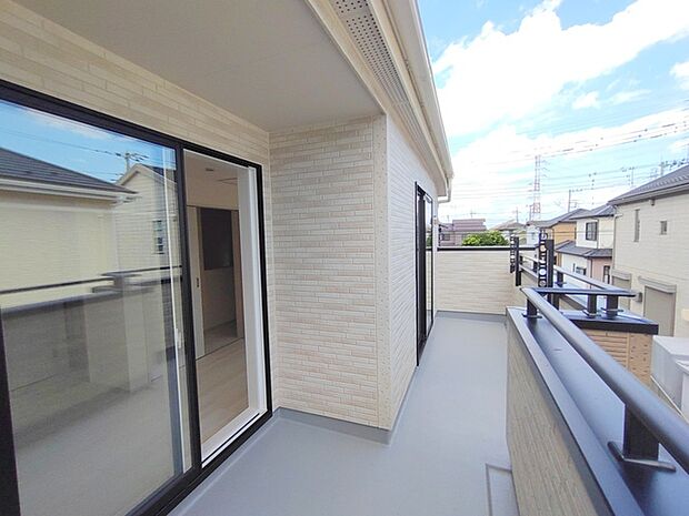 らくらくお洗濯を助ける広いバルコニー。