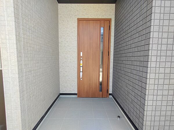 この扉を開けると、新築の木の匂いが待ってます。