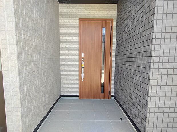 この扉を開けると、新築の木の匂いが待ってます。