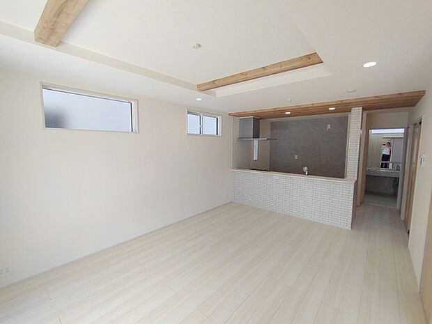 新築の木の匂いのする室内。写真では伝わらないので、ぜひ現地でお確かめください。