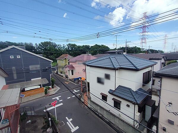 あたりには住宅を中心とした建物が広がります。