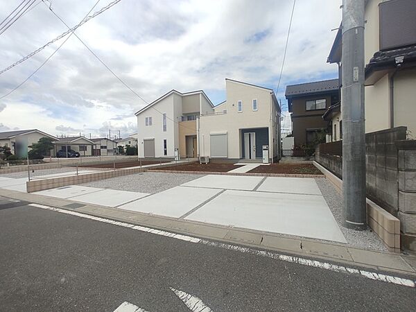 駐車が苦手な方にも嬉しい、前面6ｍ道路に面した住まい。