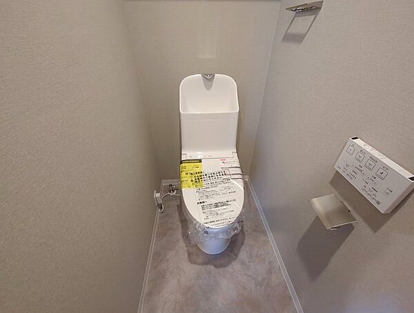 新しくお住まいになる方のことを考えて、トイレも新品に交換しました。