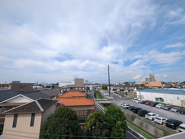 視界を遮らない伸びやかな眺望が広がり大きな空の変化を日々楽しむことができます。