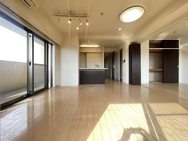 リフォーム工事前写真（8/20） 広々とした空間に柔らかな質感が広がり、日々の暮らしに心地よいゆとりと落ち着きをもたらす心地よい居住空間です