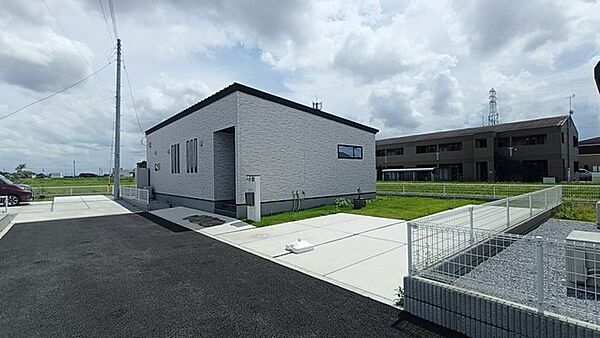 幅員の狭い道ですが、車通りの少ない住宅街に立地してます。