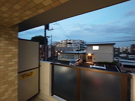 前面の住まいとの距離感があるから、圧迫感を感じません。 