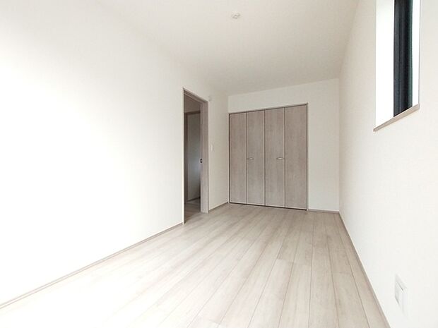 たっぷりの陽光と、心地よい風が舞い込みます。 