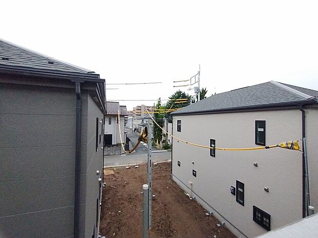 車通りの少ない閑静な住宅地、のびのびした子育てに適します。 