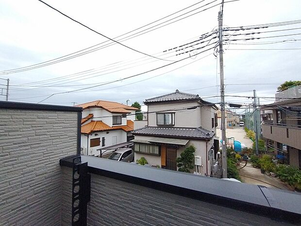 車通りの少ない閑静な住宅地、のびのびした子育てに適します。