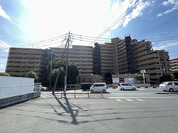 青空の下に佇む重厚感のあるフォルムが印象的で、街並みに溶け込みながらも確かな存在感を放つ佇まいです