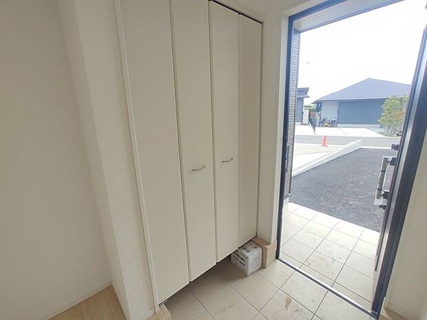 家族の日常を優しく包み込む、たっぷりと荷物をしまえるシューズインクローゼットのある空間です。