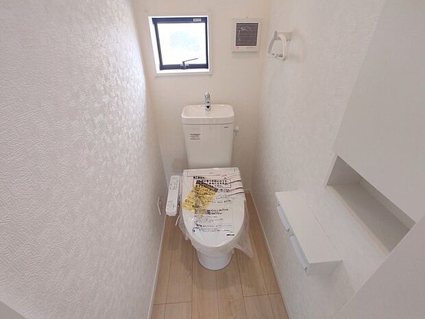 注目度の高いお手洗い。ちゃんとウォシュレット機能ついてます。