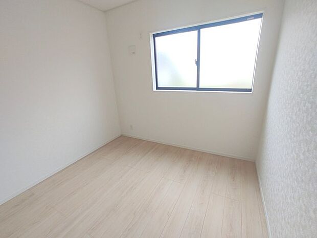 新築の木の匂いのする室内。写真では伝わらないので、ぜひ現地でお確かめください。
