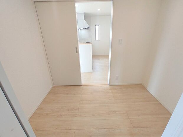 美しい木目が広がる空間に調和する、心地よい落ち着きを感じさせるユーティリティスペースです。