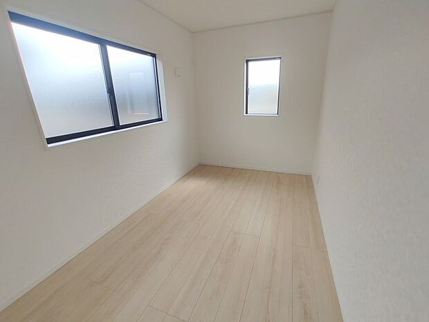 新築の木の匂いのする室内。写真では伝わらないので、ぜひ現地でお確かめください。