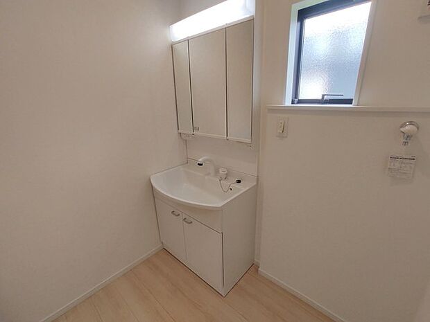 たっぷりの収納を設けたシャワー付洗面台で快適な暮らし。