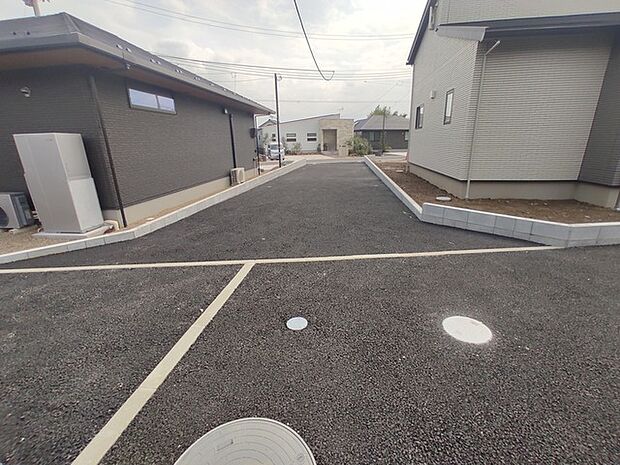 周囲の建物と調和しながらも、すっきりと見通しの良い整ったアプローチです。