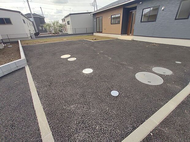 ゆとりある広さを確保した駐車スペースは毎日の車の出し入れもスムーズに行える心地よい空間です。
