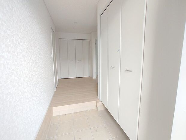 誰も住んだことのない家の玄関スペース。あたらしい木のにおいを感じていただけると思います。