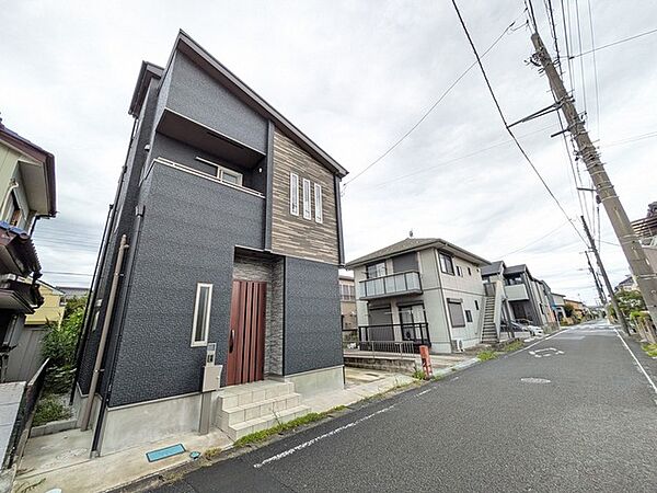 洗練された外観デザインが街並みに映える、落ち着いた佇まいの住まい。