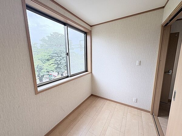 季節ものも段ボールにしまい込んだ衣類も入る。うれしいサイズの納戸です。