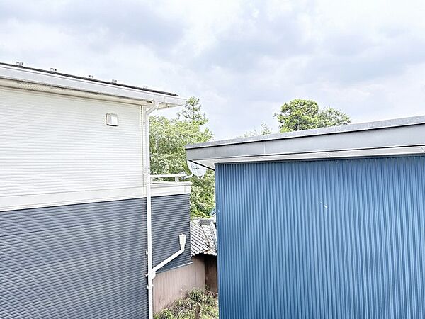 周辺の緑と建物が調和する穏やかな景色が日常に心地よさを添えてくれます。