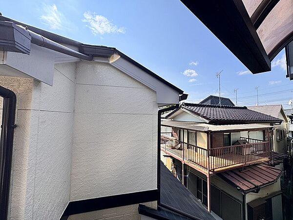 あたり一帯に住宅が広がる立地、住宅地ならではのロケーション。