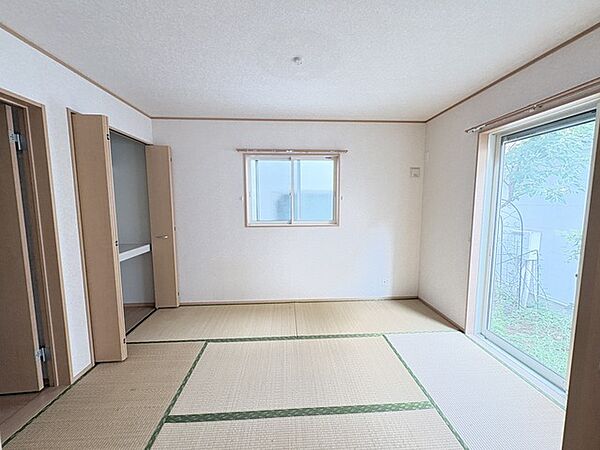 お子様にとっていいお昼寝空間になる和室は、ぜひリビングのお隣で。