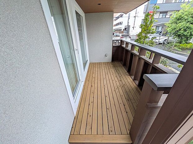 木目の温もりが心地よい、落ち着いた時間を過ごせるゆとりある空間です。