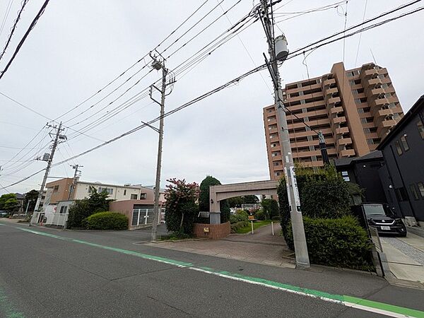 落ち着いた街並みに溶け込む穏やかな周辺環境が広がり心地よい日常を想像させる風景