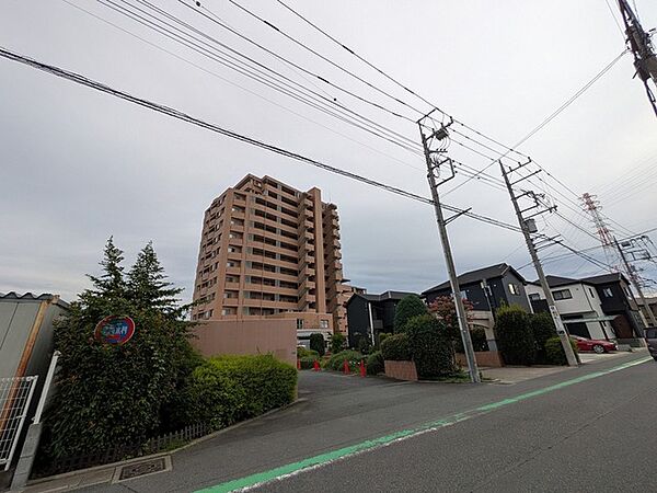 落ち着いた街並みに佇む、安心感のある穏やかな住環境が広がる景色です。