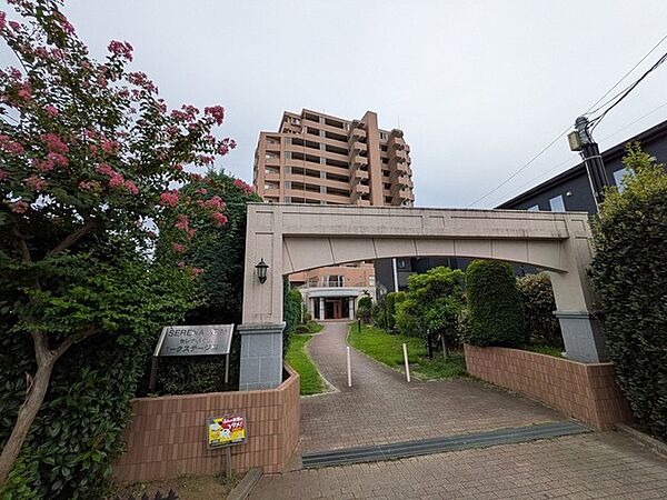 四季の彩りを感じる豊かな緑に囲まれ、落ち着いた佇まいが日々の帰宅を心地よく迎えてくれるアプローチ。