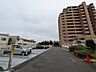 その他：空が広がり見通しのよい敷地内にゆとりある空間が整えられた心地よいロケーション