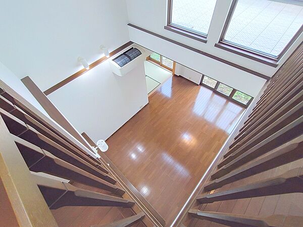 上階から見下ろす吹抜けの空間は心地よい開放感に満ちあふれています。