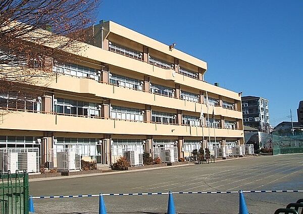 さいたま市立上小小学校（160m）