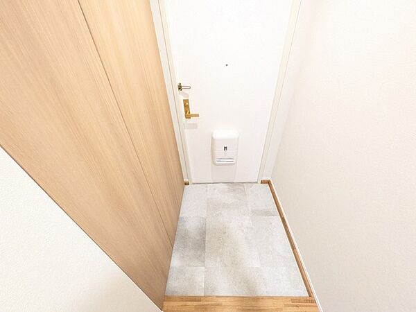 ぬくもりのある木目と上品な色調が調和する、落ち着きと広がりを感じさせる空間です