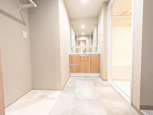 洗練された木目調のデザインと機能的な設備が調和する、すっきりと心地よい空間です。