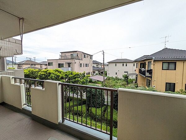 視界が広がる開放的な景色を眺めながら、穏やかな時間を過ごせる心地よい空間。