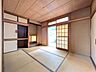 子供部屋：懐かしい意匠と穏やかな質感が調和する、心休まる和の空間が広がります
