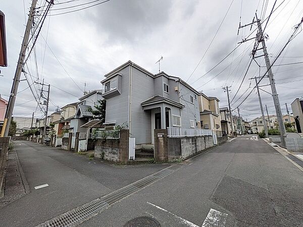 落ち着いた佇まいが街並みに溶け込む、穏やかな空気が流れる住まい