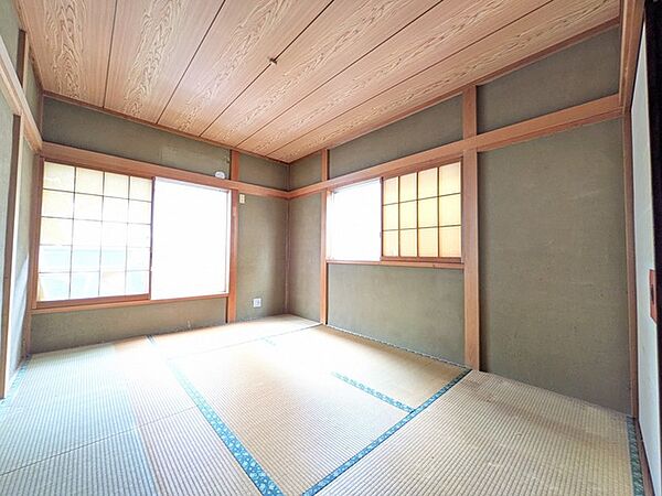 自然素材の温もりに包まれ、心から穏やかな時間を過ごせる和の空間。