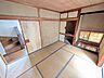 和室：懐かしい意匠と自然素材の質感が調和する、心安らぐ和の空間が広がります。