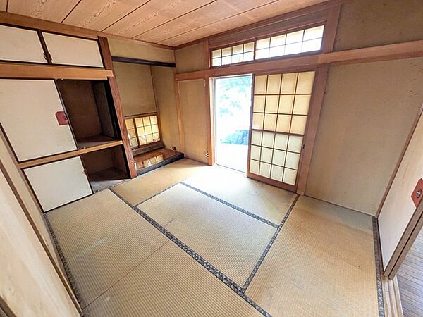 日本の伝統的な意匠が織りなす、どこか懐かしく心安らぐ静寂に満ちた空間。
