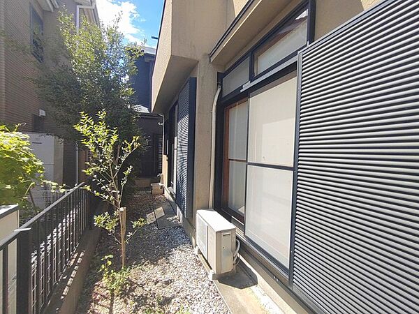 小さなお庭はメンテナンスが楽でちょうど良いかも知れませんね。