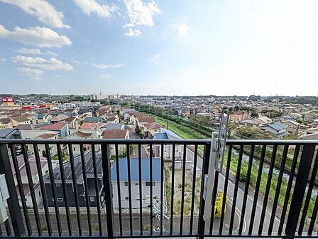 どこまでも広がる青空と街並みを見渡す開放感に満ちた心地よい眺望