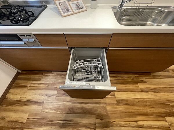 手に優しい、後片づけおまかせの食洗機。食後のだんらんを早く楽しんでください。